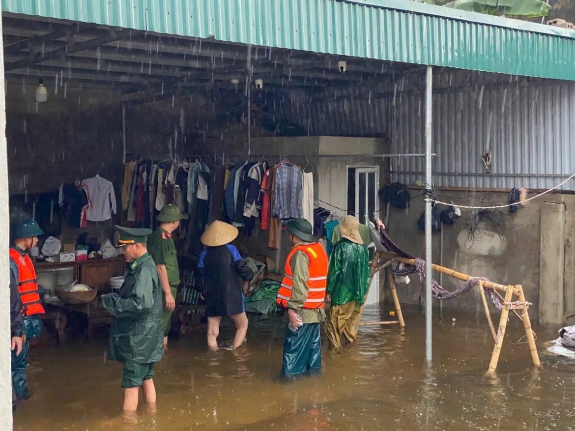 bo doi bien phong thanh hoa giup ba con vung ngap lut thu hoach lua, chuyen do dac hinh anh 6