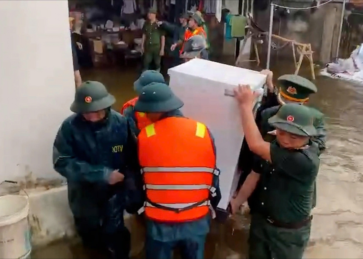 bo doi bien phong thanh hoa giup ba con vung ngap lut thu hoach lua, chuyen do dac hinh anh 5