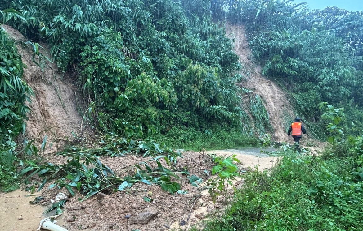 mua lon gay ngap, sat lo, chia cat nhieu tuyen duong o quang tri hinh anh 3