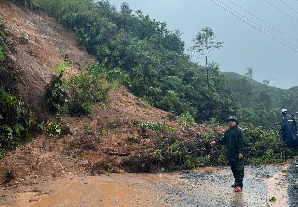 mua lon gay ngap, sat lo, chia cat nhieu tuyen duong o quang tri hinh anh 6