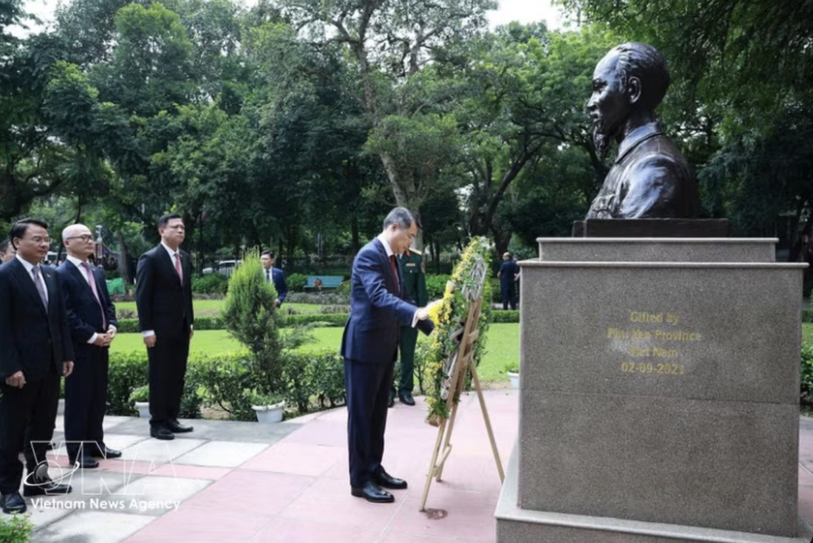 prime minister pays tribute to president ho chi minh in new delhi picture 1