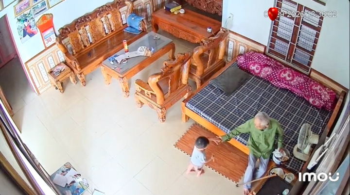 Xem cụ 103 tuổi dỗ dành chắt 3 tuổi, dân mạng nói "họ mất 100 năm để gặp nhau"
