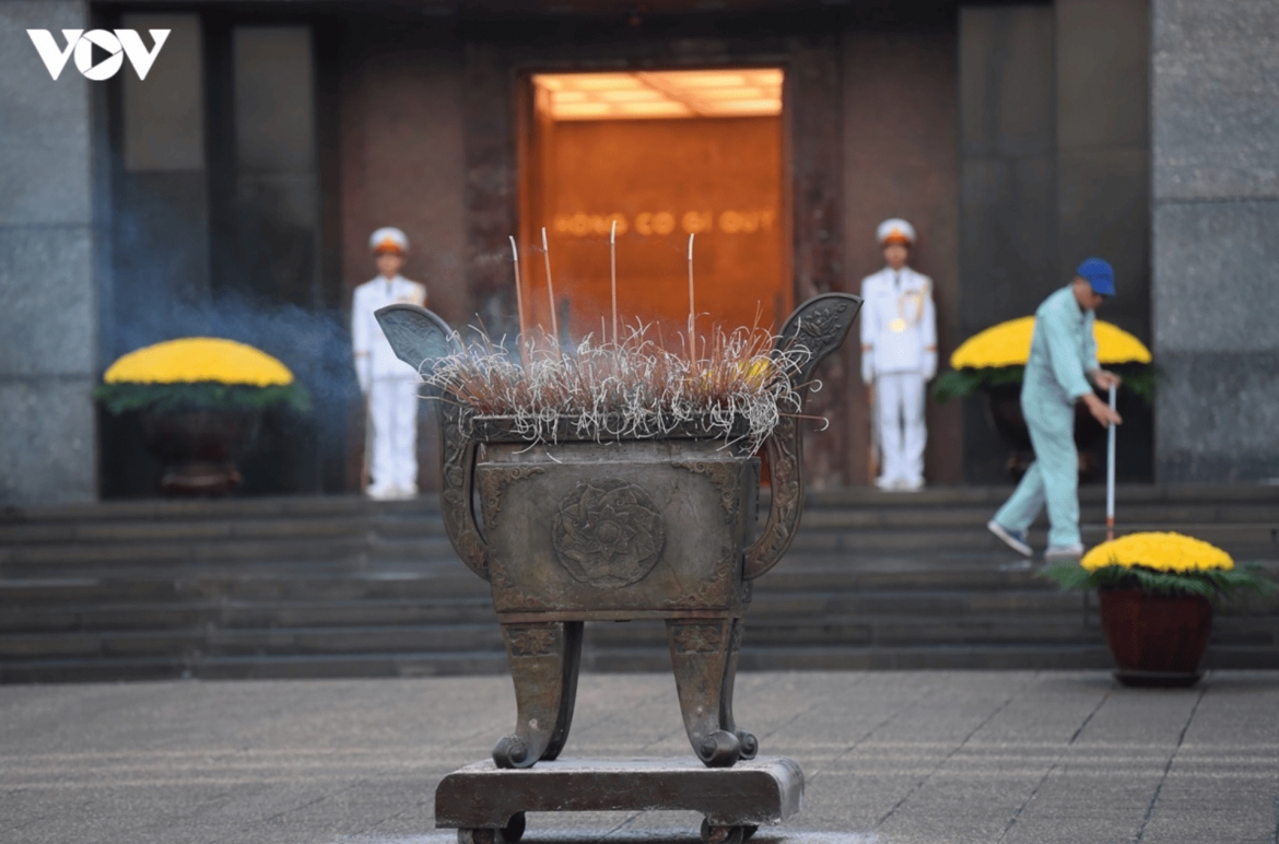 sacred flag-raising ceremony marks national day at ba dinh square picture 4
