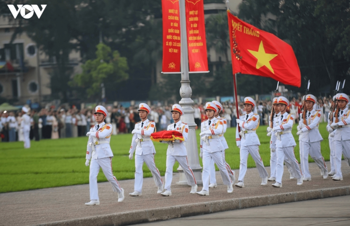 sacred flag-raising ceremony marks national day at ba dinh square picture 5