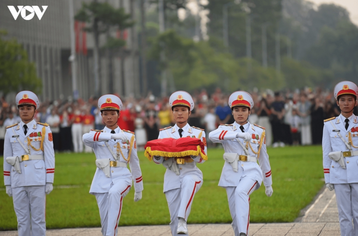 sacred flag-raising ceremony marks national day at ba dinh square picture 6