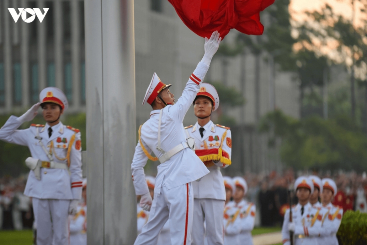 sacred flag-raising ceremony marks national day at ba dinh square picture 10