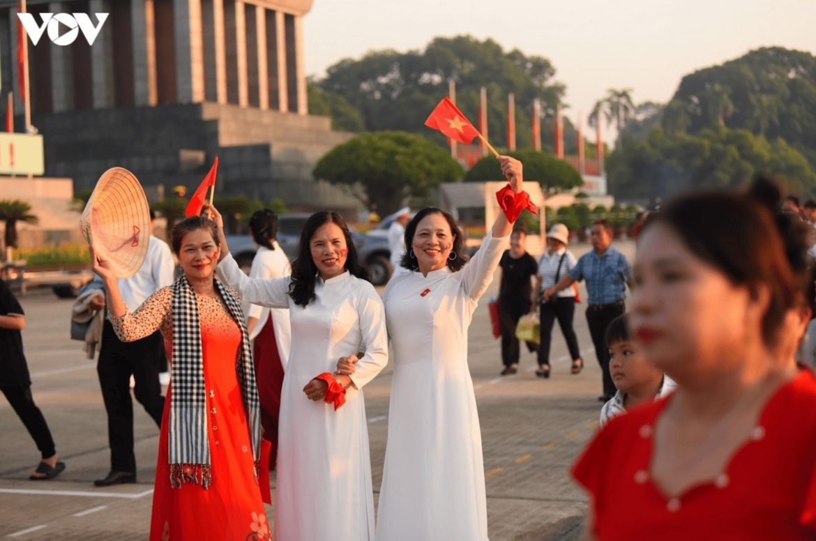 sacred flag-raising ceremony marks national day at ba dinh square picture 13