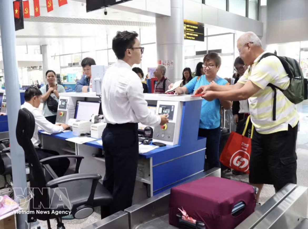 lien khuong international airport welcomes first int l flight since reopening picture 1