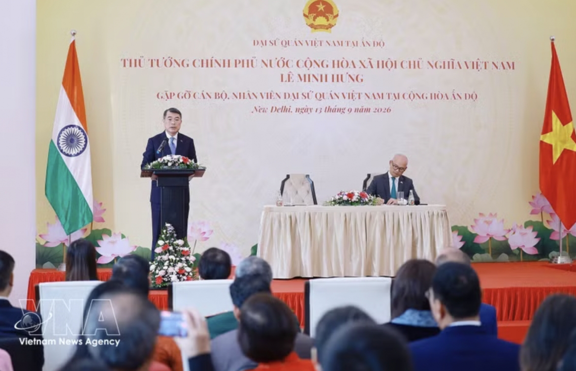 prime minister meets with staff of vietnamese representative agencies in india picture 1