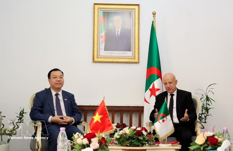 vietnamese ambassador pays courtesy call on fln secretary-general picture 1