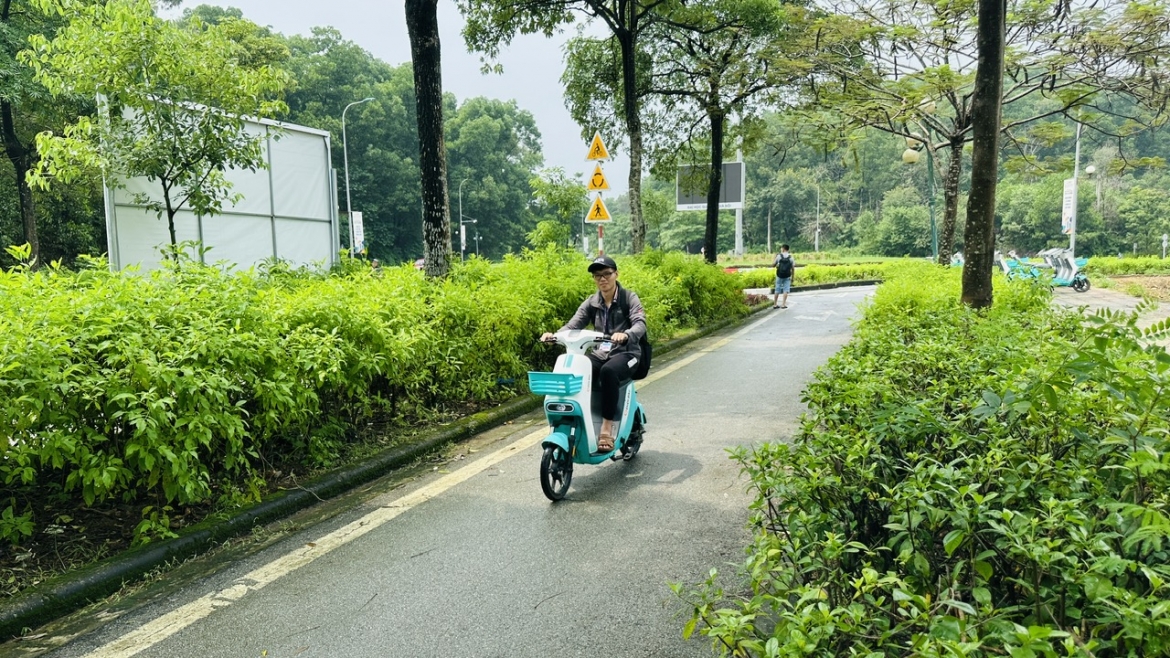 sinh vien moi cua Dhqg ha noi tai hoa lac xoay xo cho o, phuong tien di hoc hinh anh 8