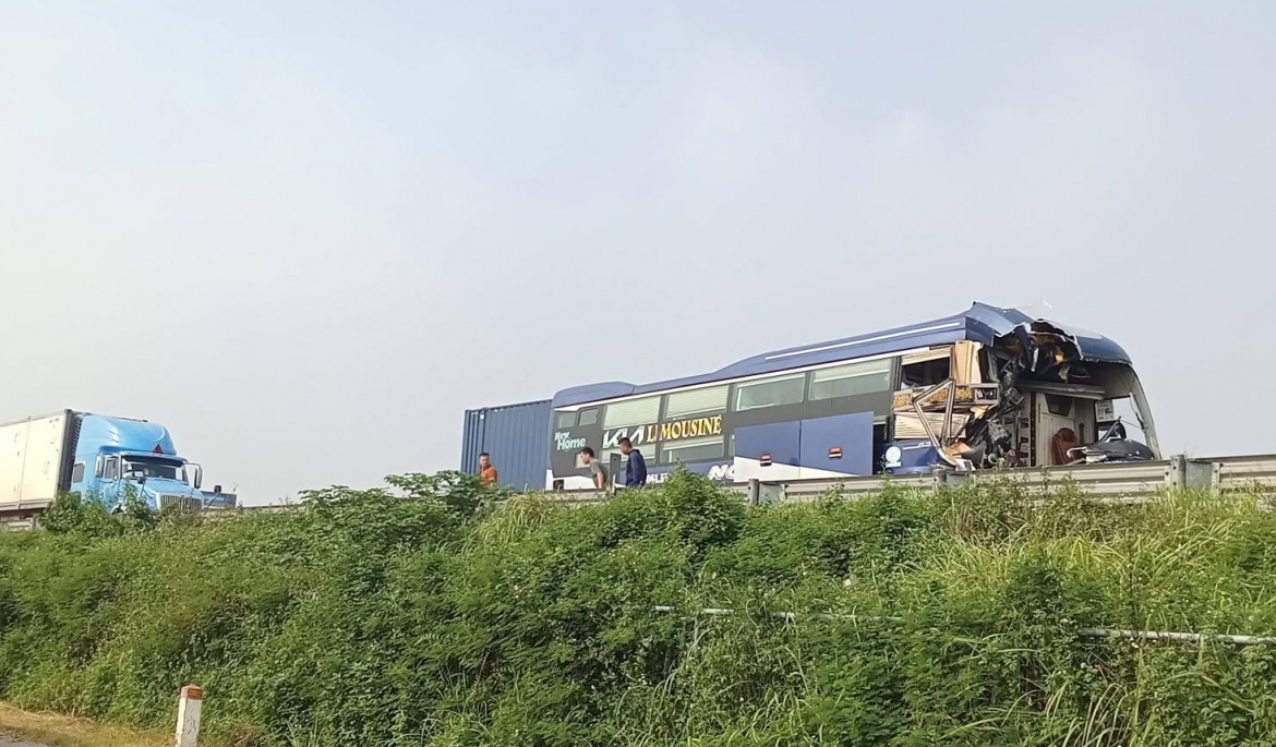 O to khach huc duoi xe dau keo tren cao toc phap van - cau gie, 1 nguoi tu vong hinh anh 1