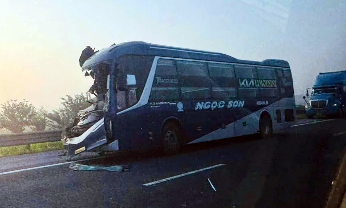 O to khach huc duoi xe dau keo tren cao toc phap van - cau gie, 1 nguoi tu vong hinh anh 2
