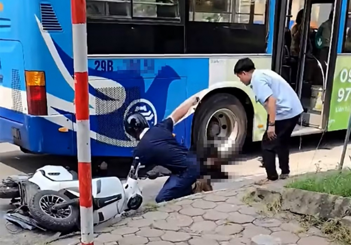 va cham voi xe buyt o ha noi, co gai tre bi thuong nang hinh anh 1