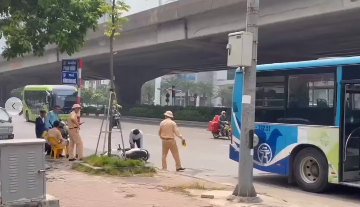 va cham voi xe buyt o ha noi, co gai tre bi thuong nang hinh anh 2