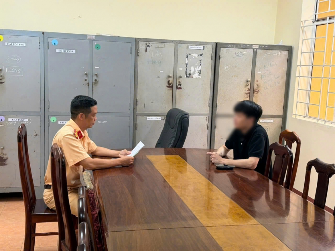 O to di lan lan, tong xe dap dien roi bo mac nan nhan giua troi mua hinh anh 1