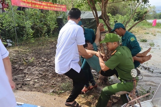 cong an xa o Dak lak ren ky nang cuu ho mua mua hinh anh 3