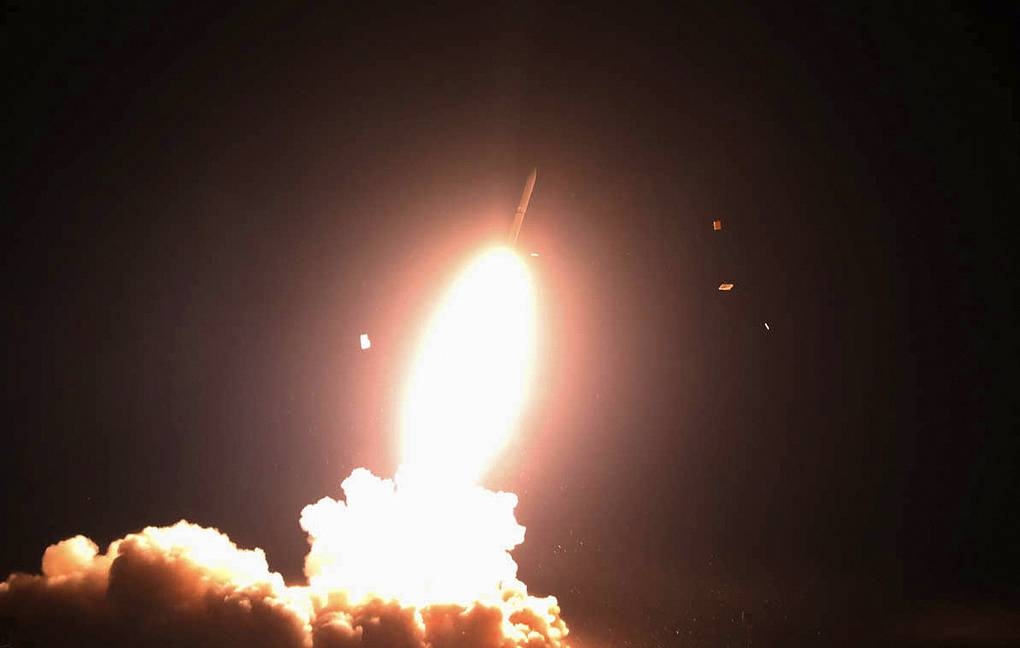 iran tuyen bo thu giu drone ngam, ten lua danh trung 2 tau khu truc my hinh anh 1