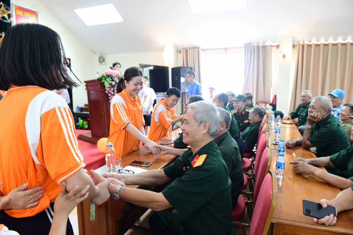 hoc sinh nguyen tat thanh viet tiep cau chuyen tri an tai lang huu nghi hinh anh 1