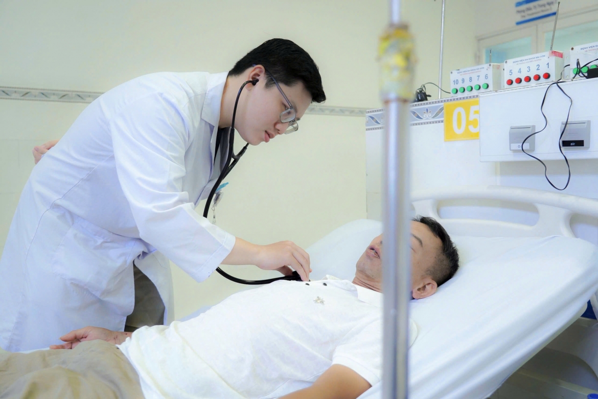 nguoi dan ong dot ngot ngung tim khi dang an toi hinh anh 1