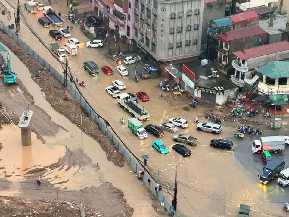 mua lon suot dem, nhieu tuyen duong o ha noi lai ngap sau hinh anh 11