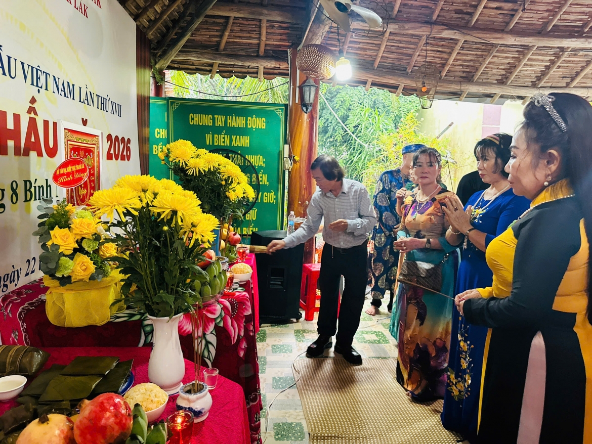 nghe si Dak lak to chuc tri an to nghiep nhan ngay gio to san khau 12 8 am lich hinh anh 1