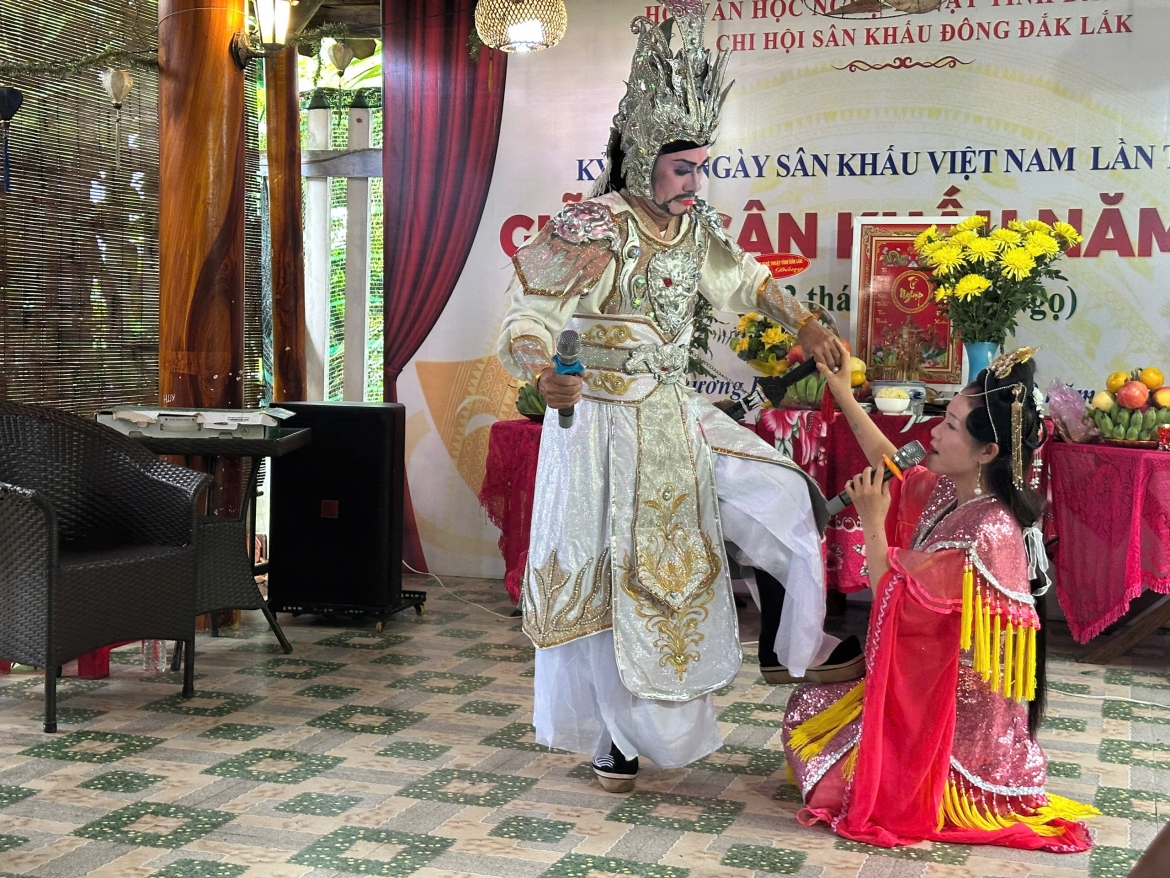 nghe si Dak lak to chuc tri an to nghiep nhan ngay gio to san khau 12 8 am lich hinh anh 3