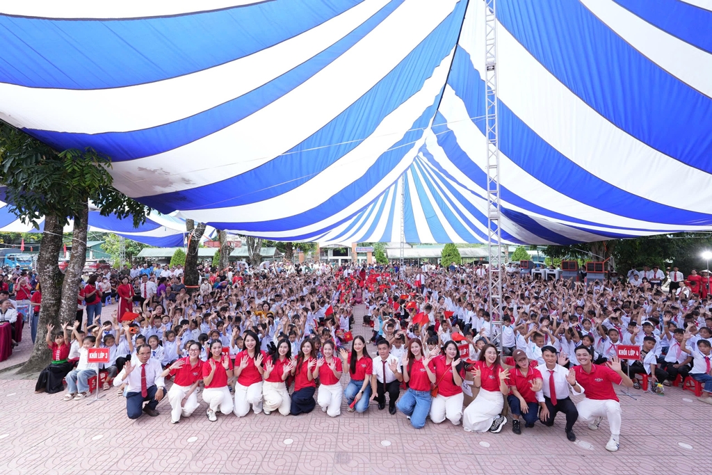 lifebuoy tiep suc tre em tai lai chau, lao cai va quang tri buoc vao nam hoc moi hinh anh 1