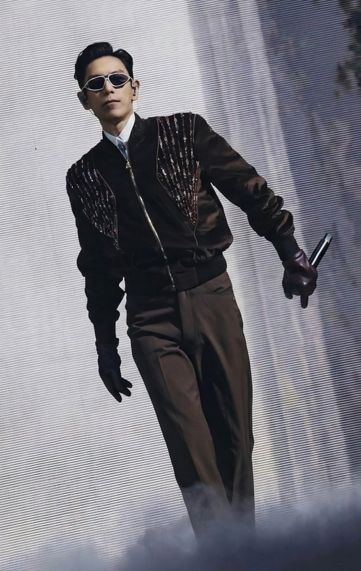 seungri vuong don to cao hanh hung, t.o.p huy show giua luc bigbang ky niem 20 nam hinh anh 2