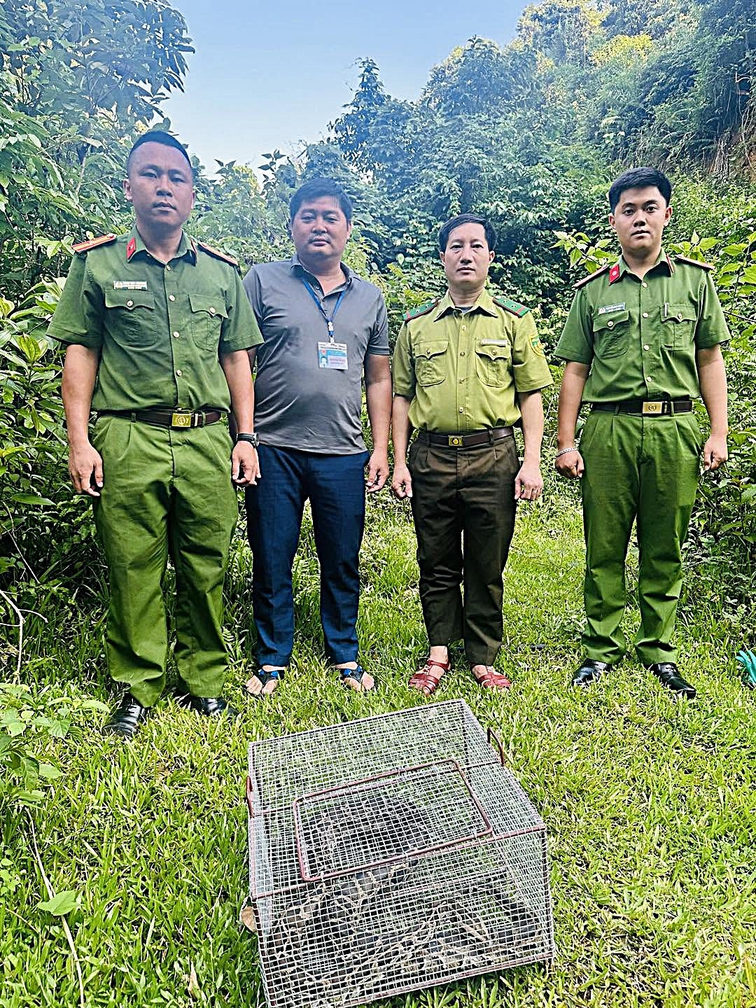 nguoi dan o nghe an giao nop ca the tran nang 5kg hinh anh 1