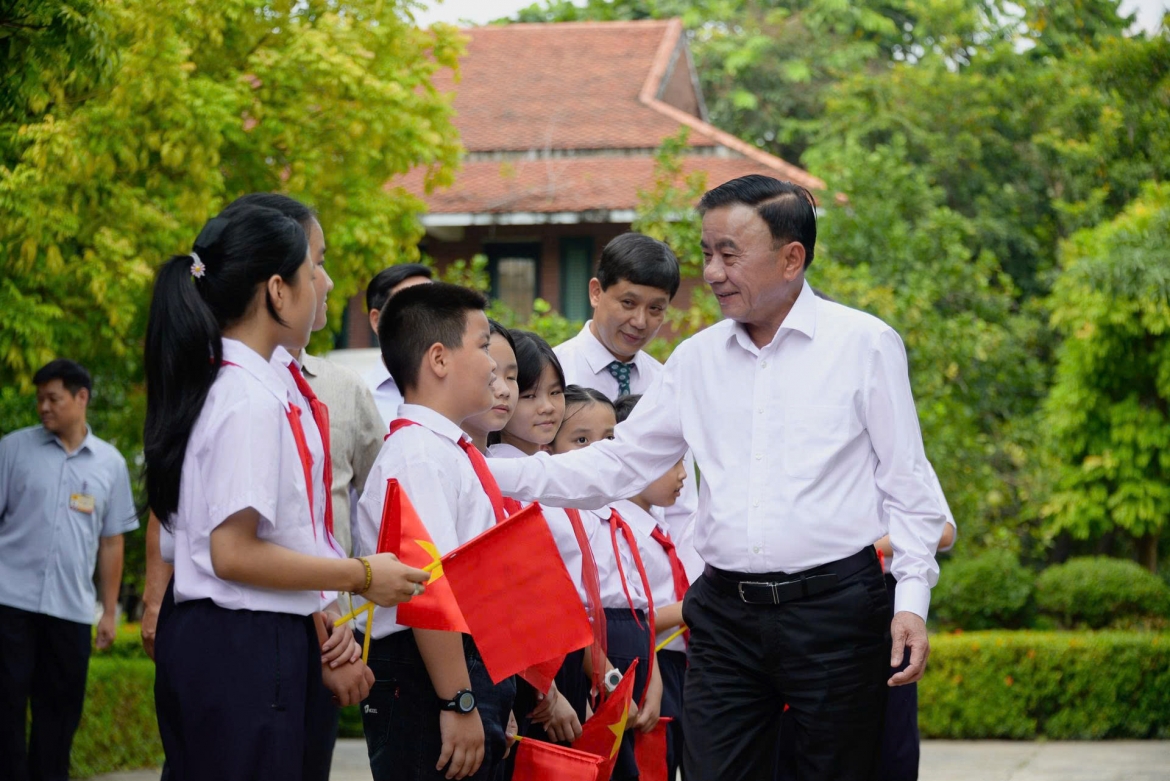 Thường trực Ban Bí thư mong muốn mỗi bạn nhỏ đều được đón Trung thu đầm ấm