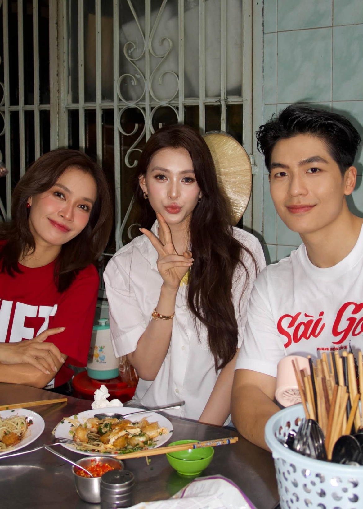 sao viet 26 9 ngoc trinh don tuoi moi, ho ngoc ha khoe visual cuon hut hinh anh 2