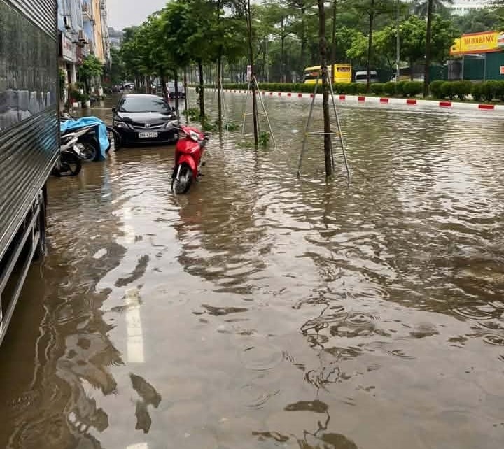 mua lon suot dem, nhieu tuyen duong o ha noi lai ngap sau hinh anh 12