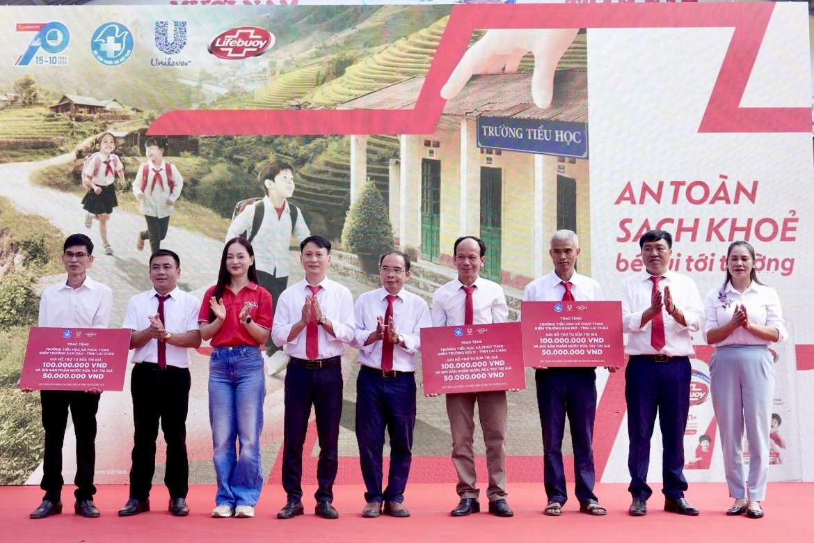 lifebuoy tiep suc tre em tai lai chau, lao cai va quang tri buoc vao nam hoc moi hinh anh 3