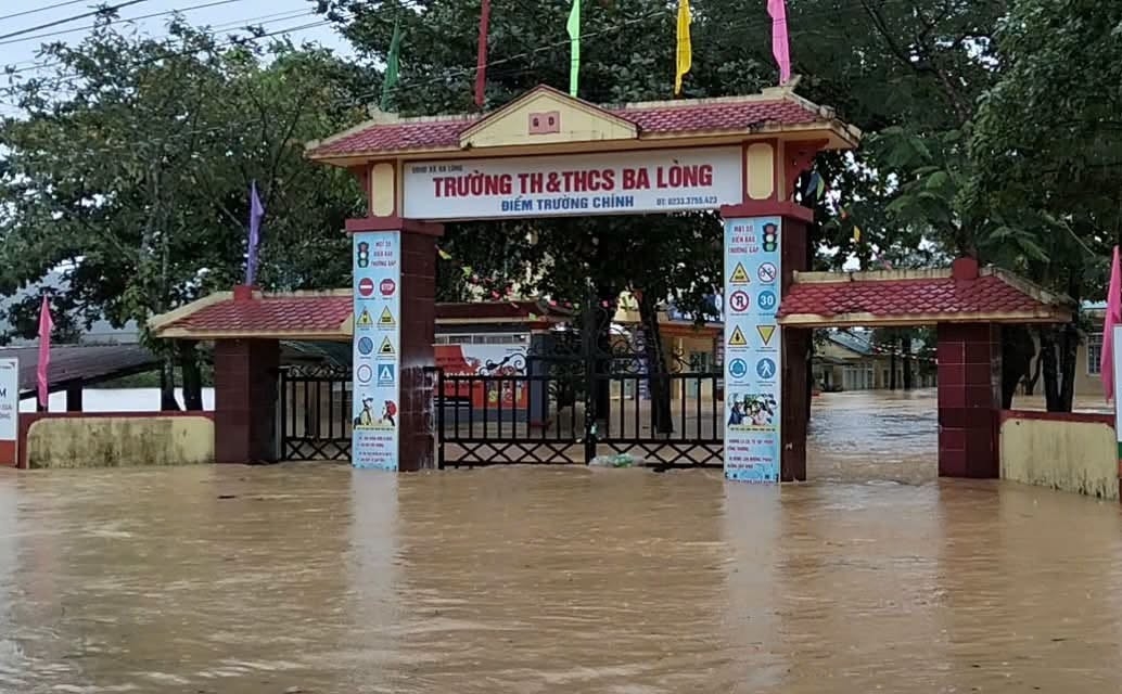 quang tri yeu cau cho hoc sinh nghi hoc khi mua lu nguy hiem hinh anh 1