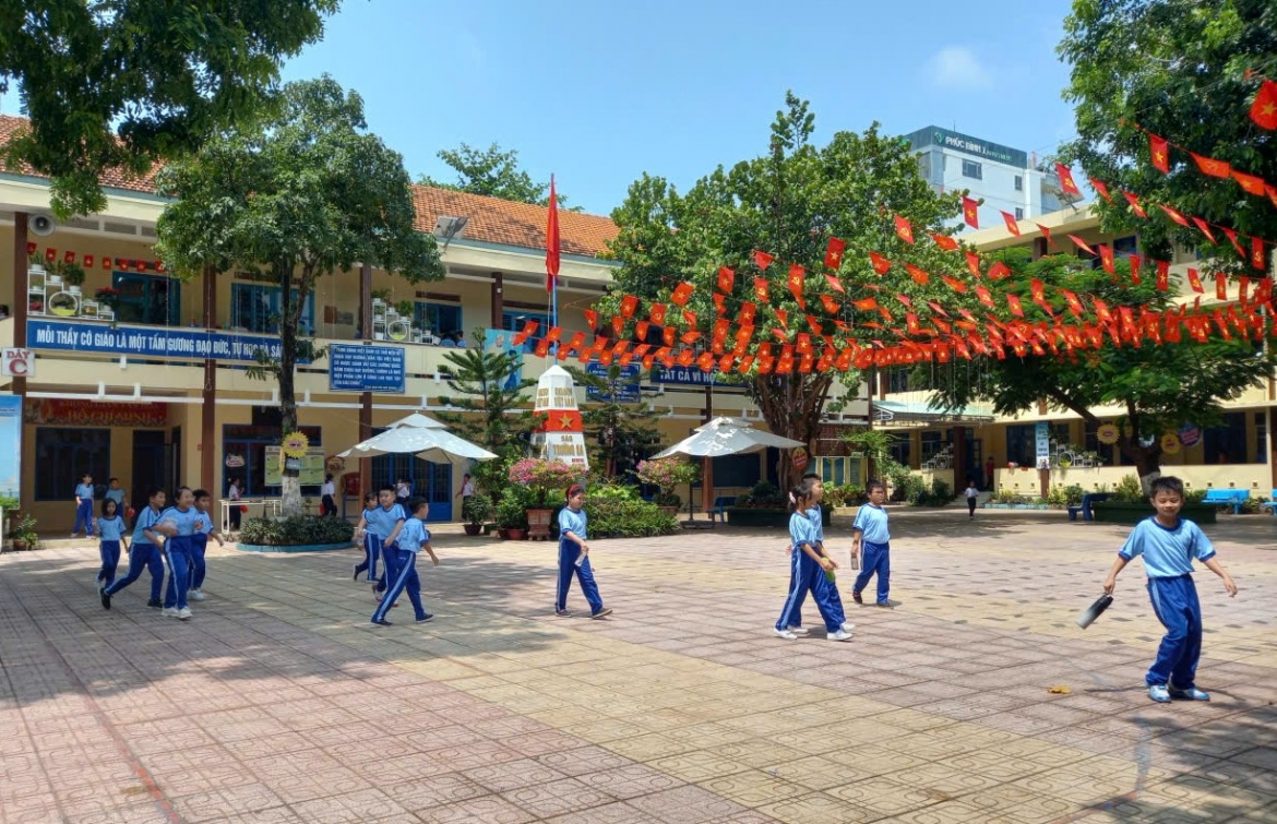 truong lon, mo hinh quan tri moi sau sap xep o khanh hoa hinh anh 1