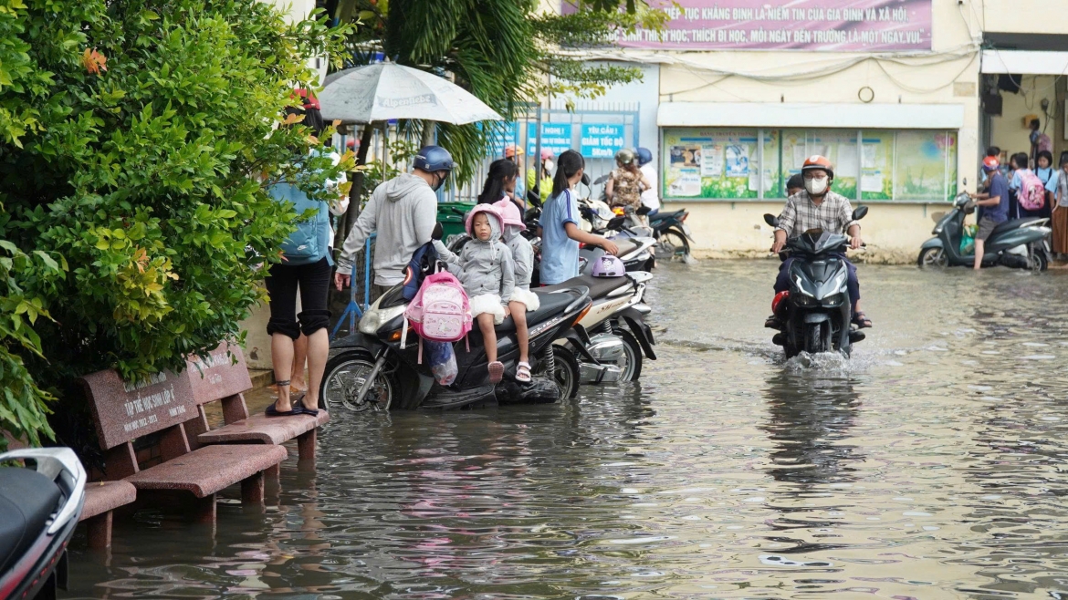 sau mua lon lien tuc, khan truong don ve sinh truong hoc o tp.hcm hinh anh 1