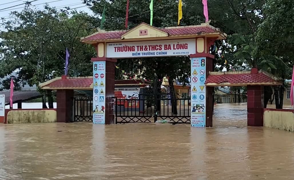hoc sinh vung ngap lut quang tri tro lai truong sau mua lu hinh anh 1