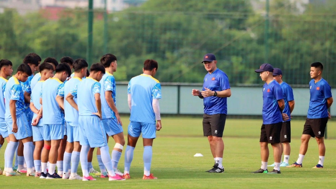Dai dien bong da viet nam ren quan nghiem ngat truoc ngay du world cup hinh anh 1