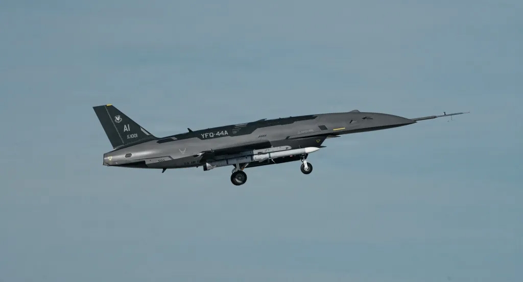 uav fury bay cung f-35, tien gan mo hinh dong doi tren khong hinh anh 1