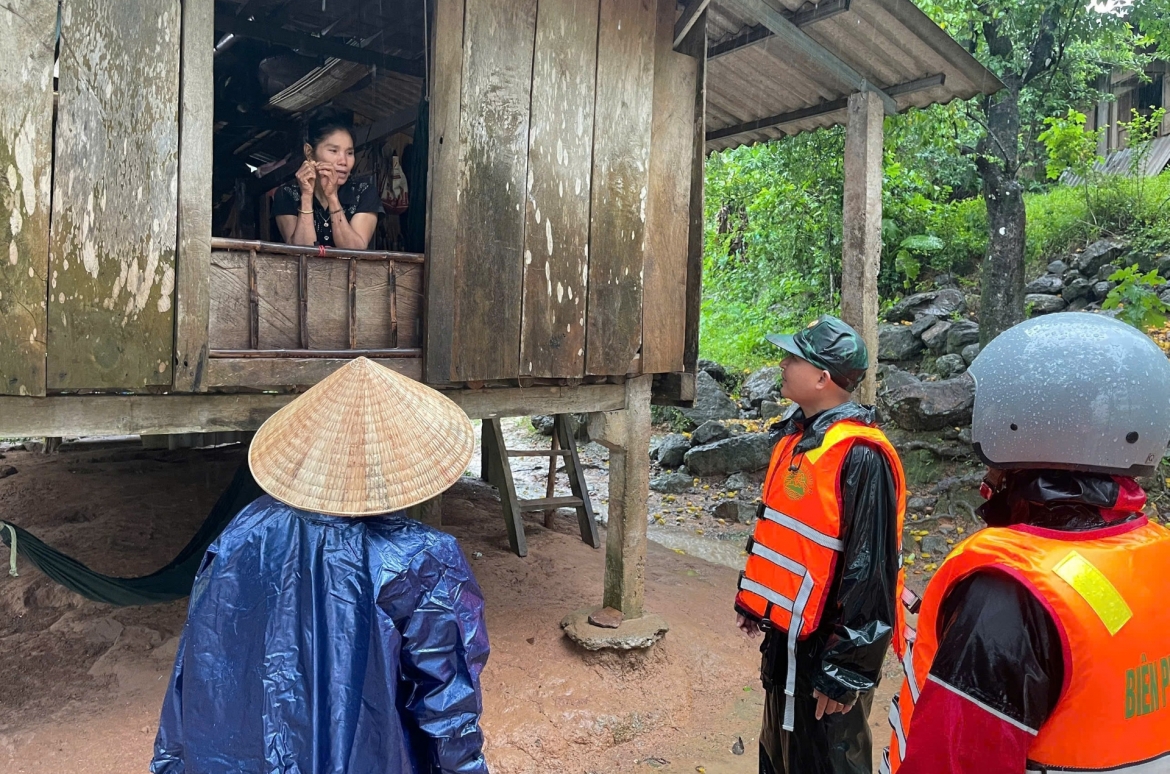 mua lon gay ngap, sat lo, chia cat nhieu tuyen duong o quang tri hinh anh 2
