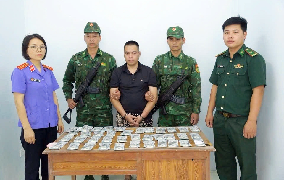 vietnam border guards seize 392 suspected fake us 100 banknotes picture 1