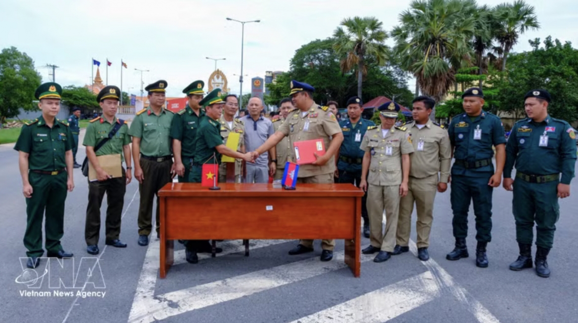 tay ninh authorities receive 23 vietnamese citizens repatriated from cambodia picture 1