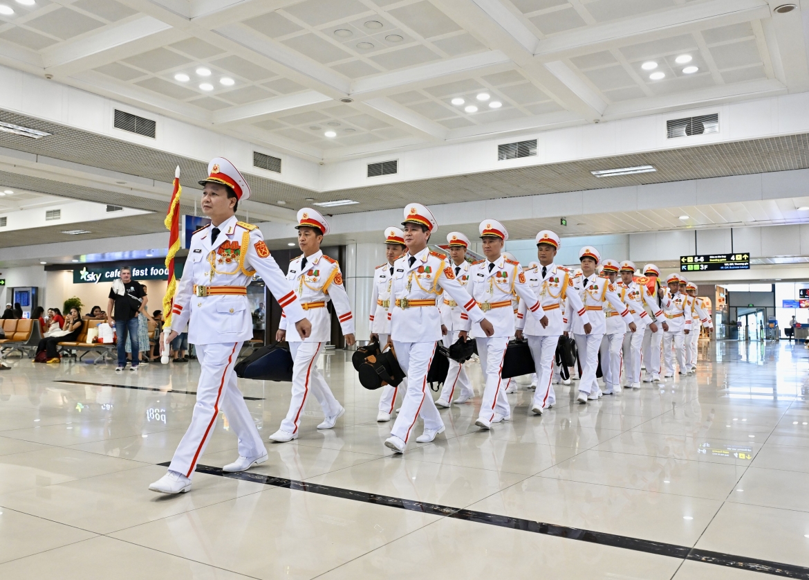 cac thi sinh hoa hau viet nam va hanh khach hat mung quoc khanh 2 9 tren may bay hinh anh 1