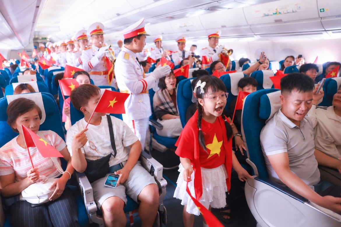 cac thi sinh hoa hau viet nam va hanh khach hat mung quoc khanh 2 9 tren may bay hinh anh 10
