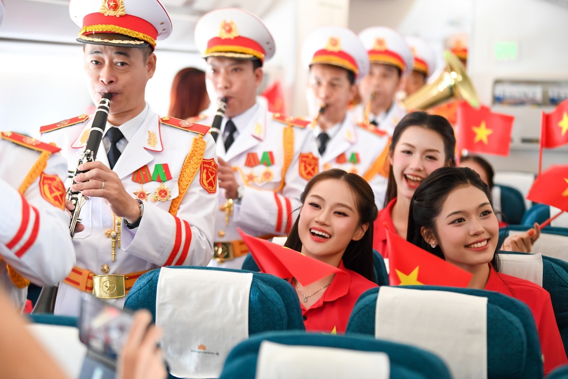 cac thi sinh hoa hau viet nam va hanh khach hat mung quoc khanh 2 9 tren may bay hinh anh 11