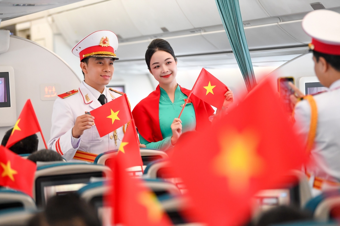 cac thi sinh hoa hau viet nam va hanh khach hat mung quoc khanh 2 9 tren may bay hinh anh 14