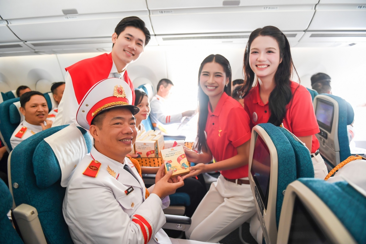 cac thi sinh hoa hau viet nam va hanh khach hat mung quoc khanh 2 9 tren may bay hinh anh 17