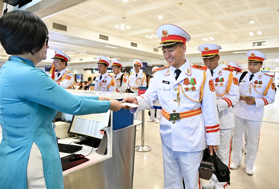 cac thi sinh hoa hau viet nam va hanh khach hat mung quoc khanh 2 9 tren may bay hinh anh 2
