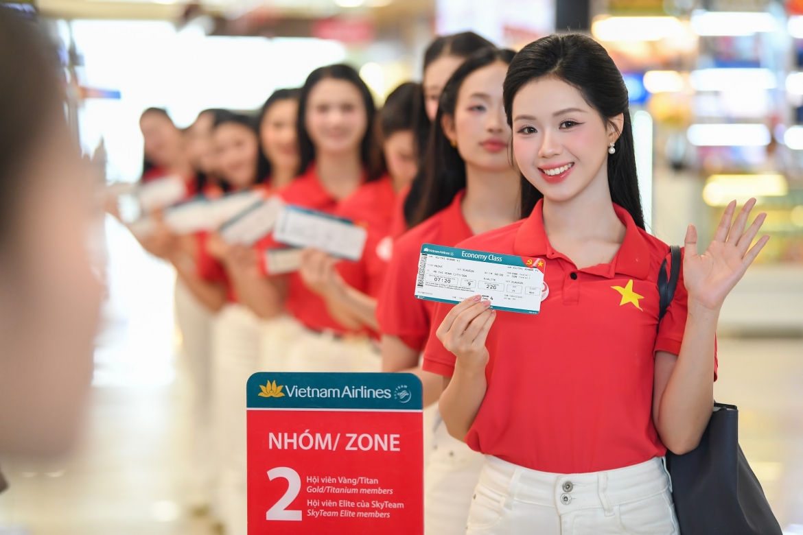 cac thi sinh hoa hau viet nam va hanh khach hat mung quoc khanh 2 9 tren may bay hinh anh 3